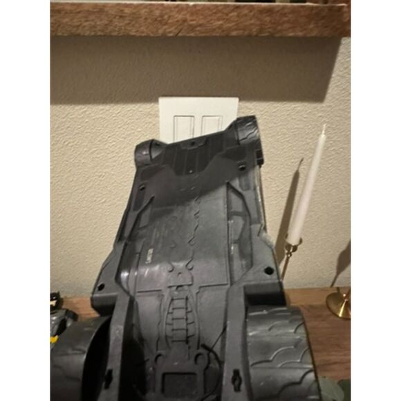 Batmobile and Batman Figurine Toy Combo - Picture 7 of 11